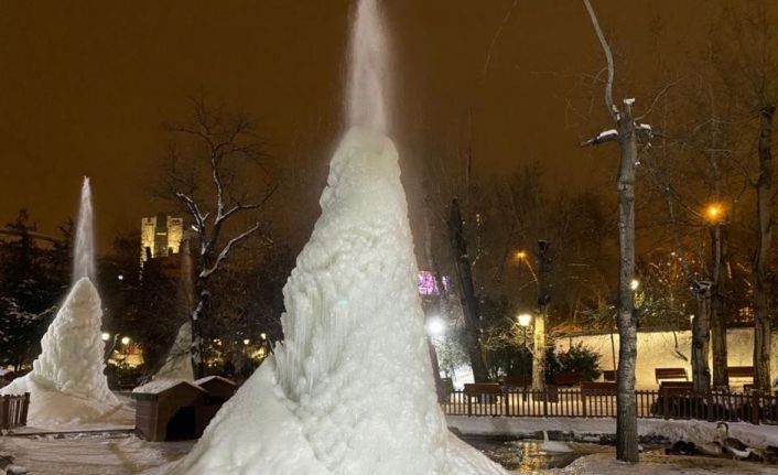 Ankara’nın simge yeri olan Kuğulu Park havuzunda bulunan fıskiyelerden çıkan suyun donması sonucu 4 metre uzunluğunda buz kütleleri oluştu