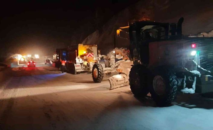 Antalya-Konya karayoluna çığ düştü, 3 metrelik kar kütleleri yolu kapladı