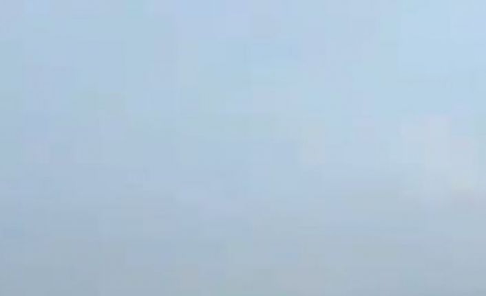 Antalya’da iki kardeş karın sevincini lapa lapa yağan kar altında denize girerek çıkardı