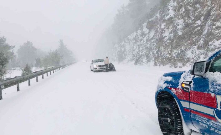 Antalya’da karda mahsur kalan 14 araç ve 32 vatandaş jandarma tarafından kurtarıldı