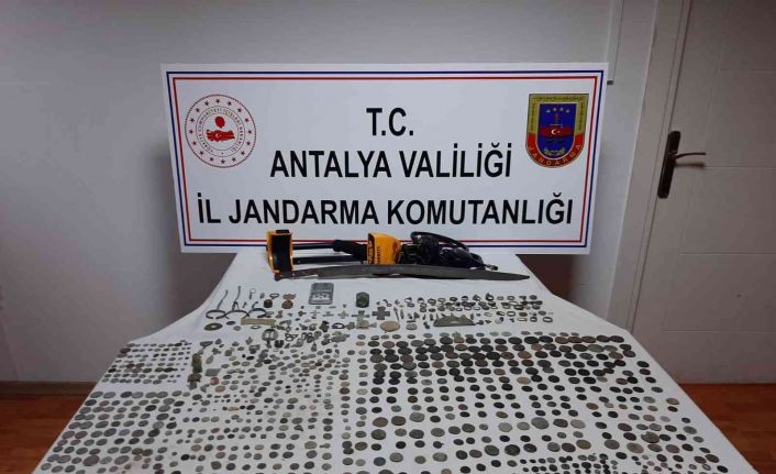 Antalya’da Roma dönemine ait bin 124 parça tarihi eser ele geçirildi