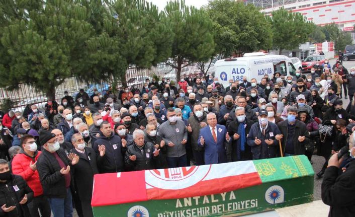 Antalyaspor’un eski futbolcusu Oral Yenigün törenle toprağa verildi