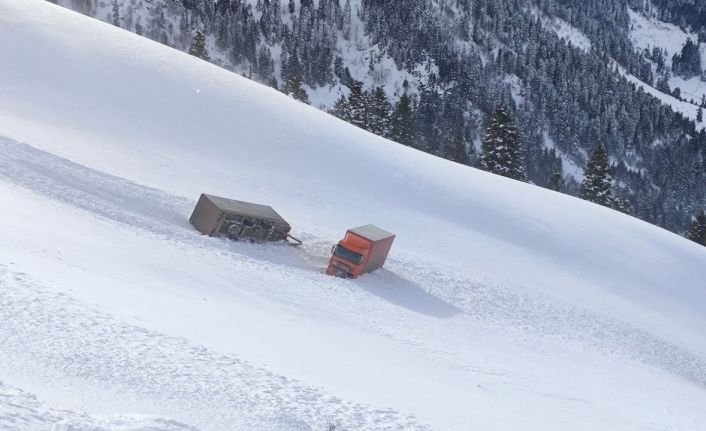 Artvin’de kar ve tipi nedeniyle iki tır yoldan çıkarak uçurum sürüklendi