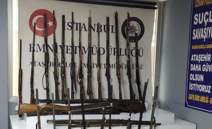 Ataşehir’de antika silah deposuna baskın: 35 tüfek ve tabanca ele geçirildi