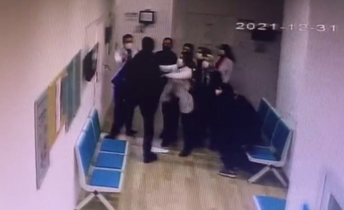 Avcılar’da Aile Sağlığı Merkezi’nde doktora yumruklu saldırı kamerada