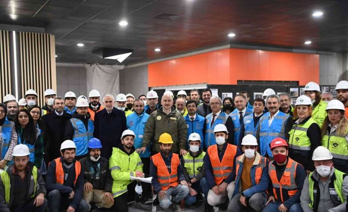 Bakan Karaismailoğlu, “Bizim ulaşım politikamızda yolda kalan otobüsler değil, günde 1 milyonun üzerinde yolcu taşıyacak metro hatları var”