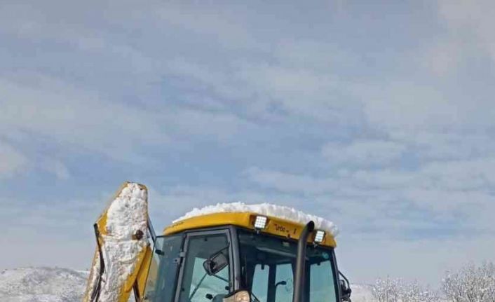 Balıkesir’de 68 kırsal mahalle yolunda kar yağışı nedeniyle ulaşım sağlanamıyor.