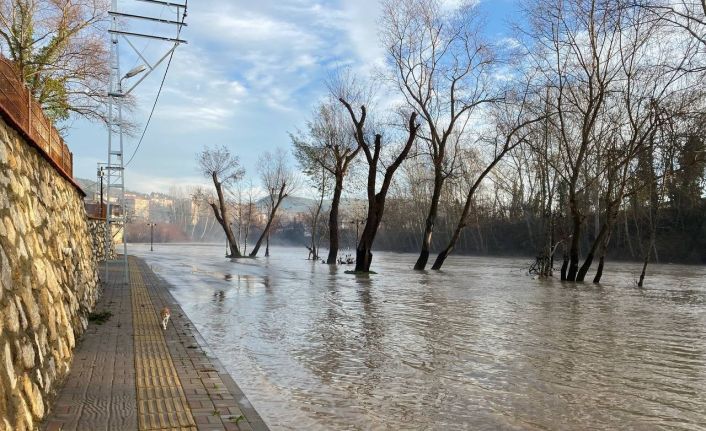 Bartın Irmağı’ndaki su seviyesi yükseldi, yürüyüş yolları ve iskeleler su altında kaldı