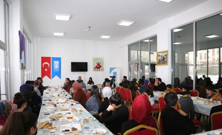 Başkan Akman, gençlerle tecrübe paylaşımında bulundu