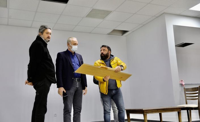 Başkan Atabay Amfi Tiyatro ve Gençlik Merkezi’ndeki çalışmaları denetledi