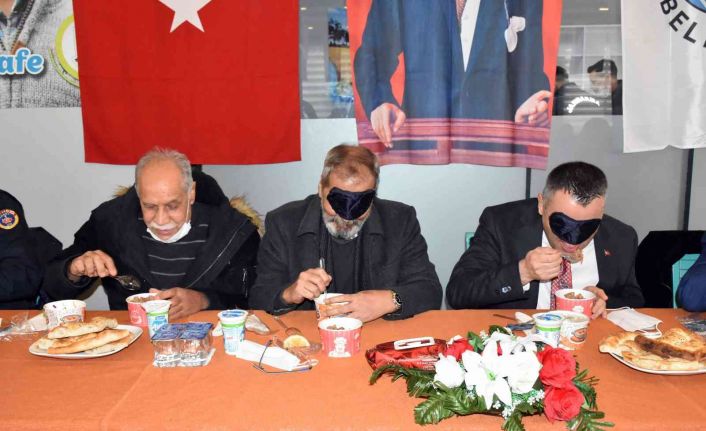 Başkan Bozdoğan görme engellilerle buluştu, göz bandı takıp yemek yedi