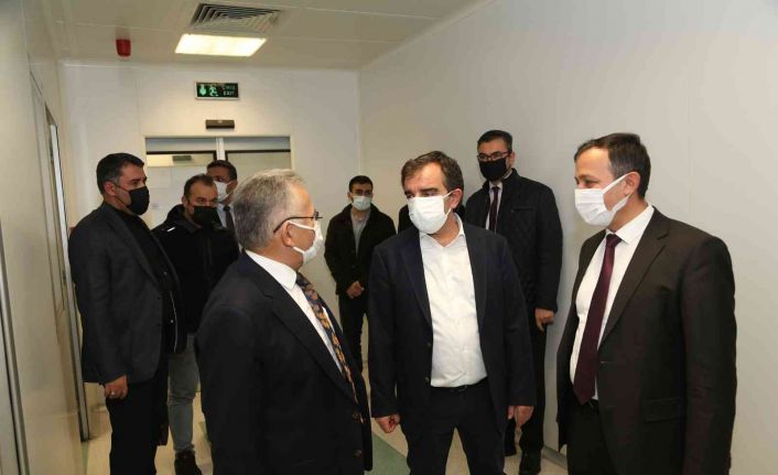 Başkan Büyükkılıç ERÜ Aşı Araştırma ve Geliştirme Merkezi’ni ziyaret etti