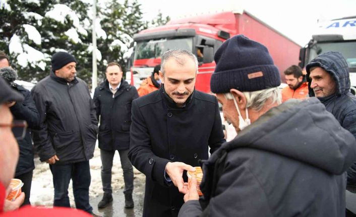 Başkan Çiftçi, yolda kalan tır şoförlerine çorba ikram etti