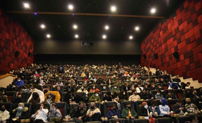 Başkan Özlü, gençlerle birlikte "Kesişme: İyi ki Varsın Eren" filmini izledi