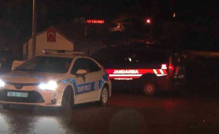 Başkent’te polis ekiplerinin aracını çalıp bir polisi levyeyle yaralayan şüpheli aranıyor