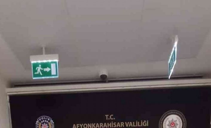 Baskın yapılan iş yerinde 15 bin 828 adet kaçak makaron ele geçirildi