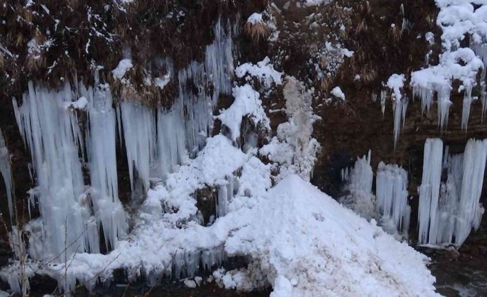 Batman’da 6 metreyi aşan buz sarkıtları görenleri hayran bırakıyor