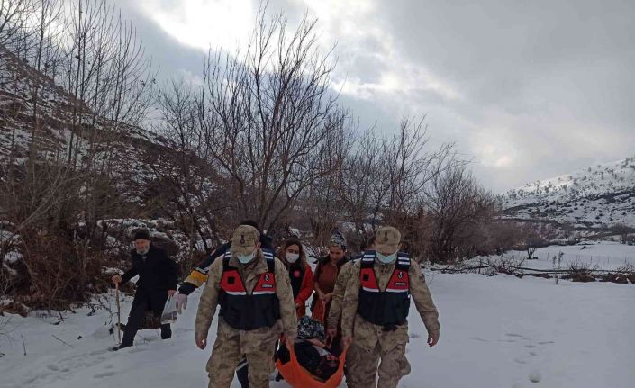 Batman’da ayağı yanan Zeriye ninenin imdadına jandarma ekipleri yetişti