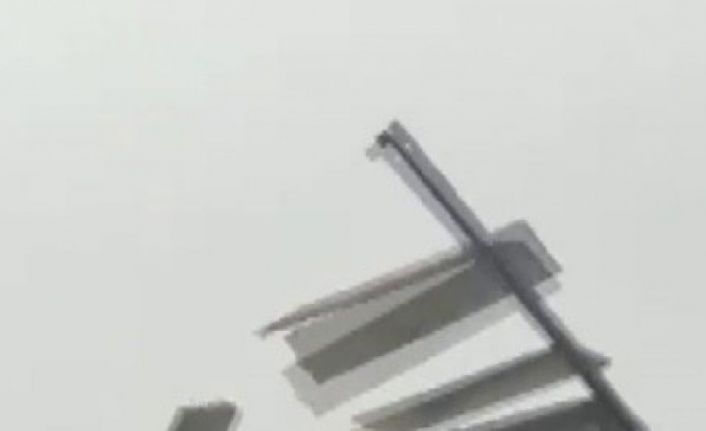 Batman’da şiddetli rüzgar çatıları uçurdu, elektrik tellerini kopardı