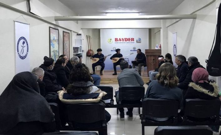 Bayburt’ta soğuk kış günleri sazlı, sözlü Anadolu türküleri eşliğinde ısınıyor