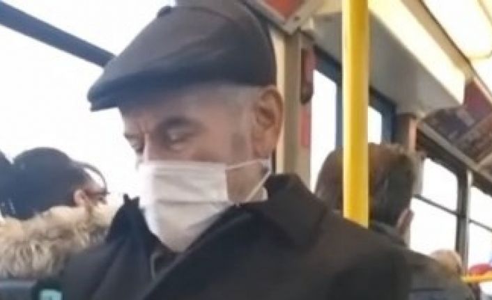 Belediye otobüsünde örgü ören yaşlı amcayı görenler gözlerine inanamadı