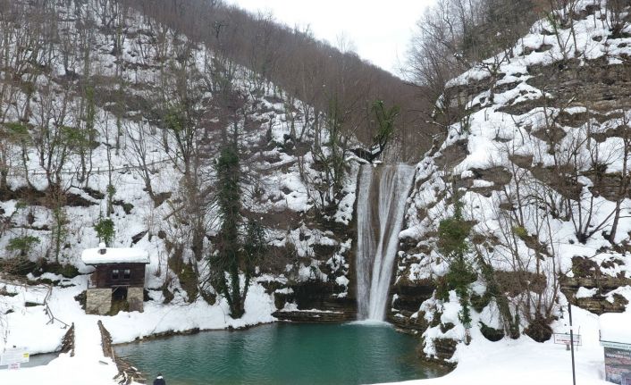 Beyaz gelinliği giyen Tatlıca Şelaleleri ziyaretçilerine görsel şölen sunuyor