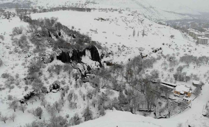 Beyaz gelinliğini giyen Girlevik Şelalesi ziyaretçilerine görsel şölen sunuyor