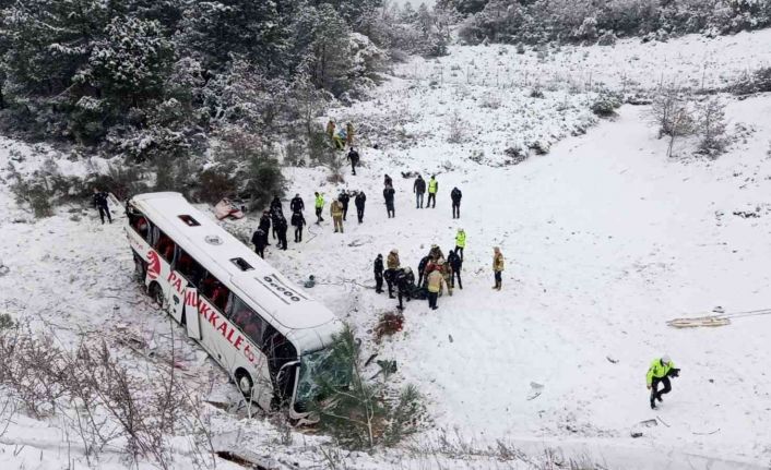 Beykoz Kuzey Marmara Otoyolu’nda yolcu otobüsü şarampole devrildi. Olay yerine çok sayıda sağlık ekibi sevk edildi.