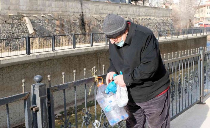 Bıkmadan, usanmadan hastaneye tekerlekli sandalye almak için mavi kapak topluyor