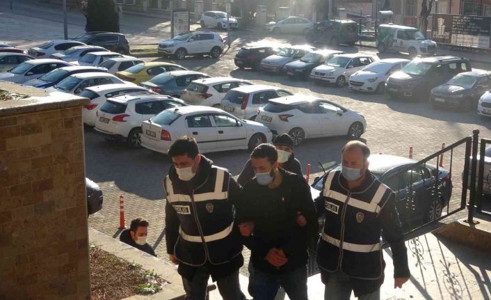 Bilecik’te bir kişinin vurulmasıyla sonuçlanan olayın 3 şüphelisi adliyeye sevk edildi