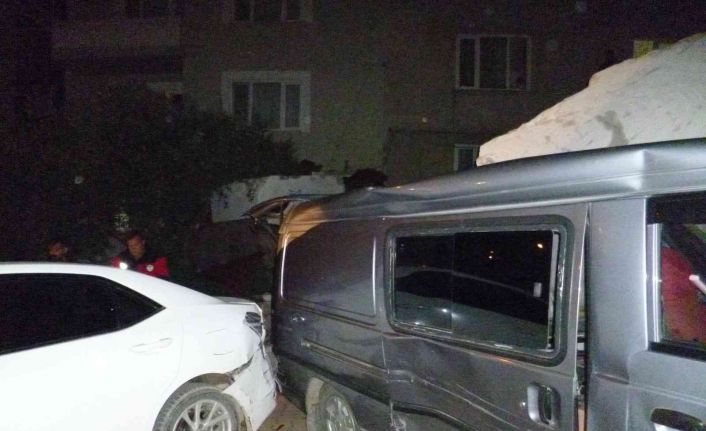 Bilecik’te freni boşalan tır önce 3 araca, sonra apartmana çarparak durabildi