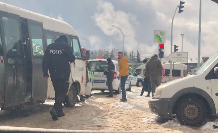 Bilecik’te yolcu minibüsü ile hafif ticari araç çarpıştı, 7 kişi yaralandı