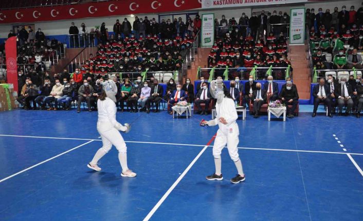 Bin 512 sporcuya 10 bin 500 parça spor malzemesi dağıtıldı