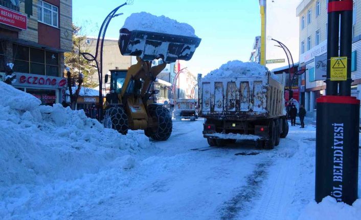 Bingöl’de insan boyuna yaklaşan kar birikintileri kamyonlarla şehir dışına taşınıyor