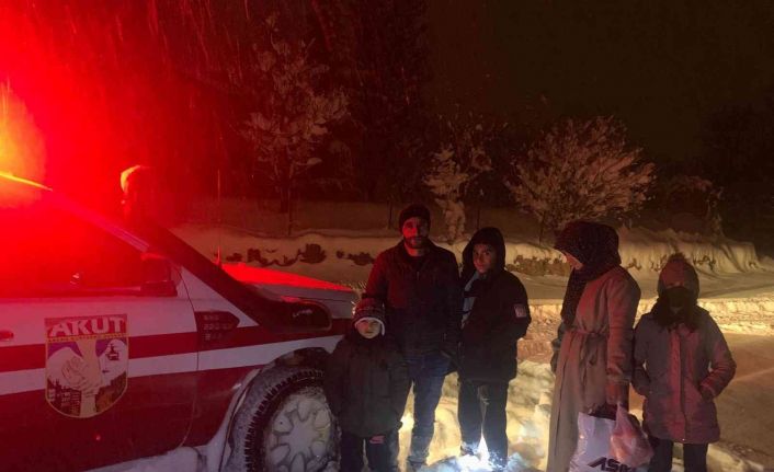 Bingöl’de kar ve tipide mahsur kalan ailenin imdadına AKUT yetişti