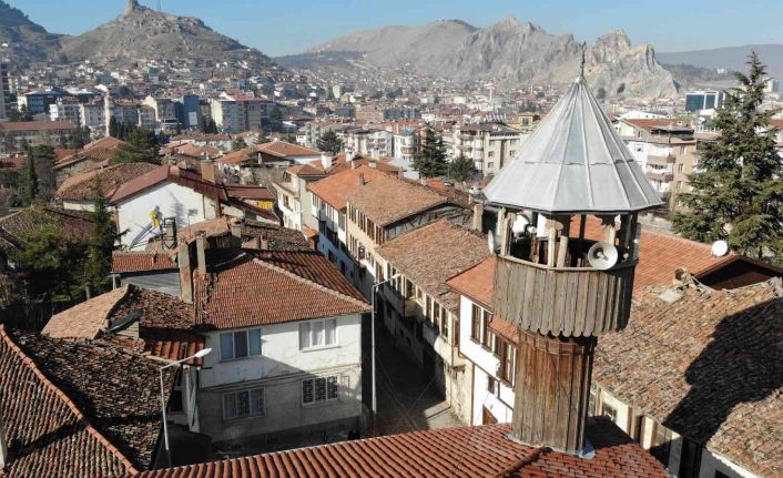 Bir asırlık cami ahşap minaresi ile dikkat çekiyor