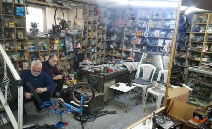 Bisiklet tamircisi iki kardeş 40 yıldır eskimiş bisikletleri hayata döndürüyor