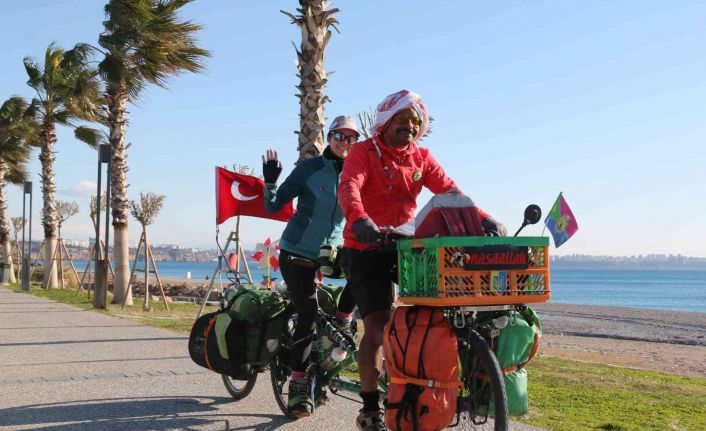 Bisikletleri ile Avrupa turuna çıkan Fransız çift Türk misafirperverliğine hayran kaldı