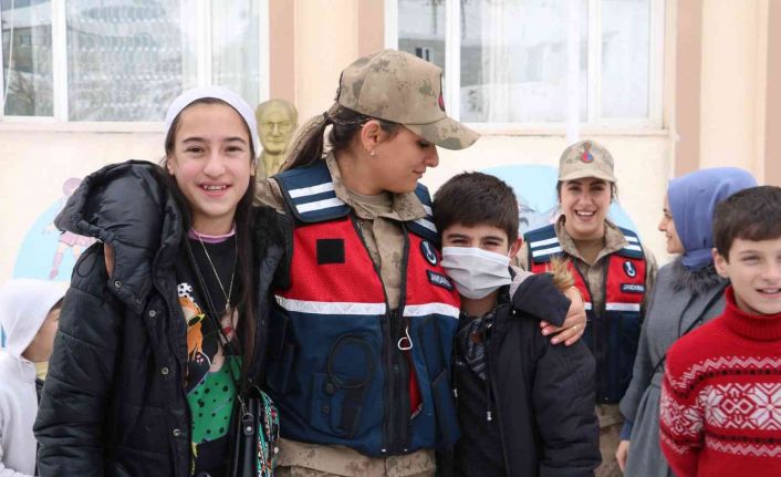 Bitlis’te 30 öğrenci jandarma tarafından “Kesişme iyi ki varsın Eren” filmine götürüldü