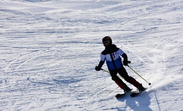 Bitlis’te Alp Disiplini İl Birinciliği Kayak Yarışları yapıldı