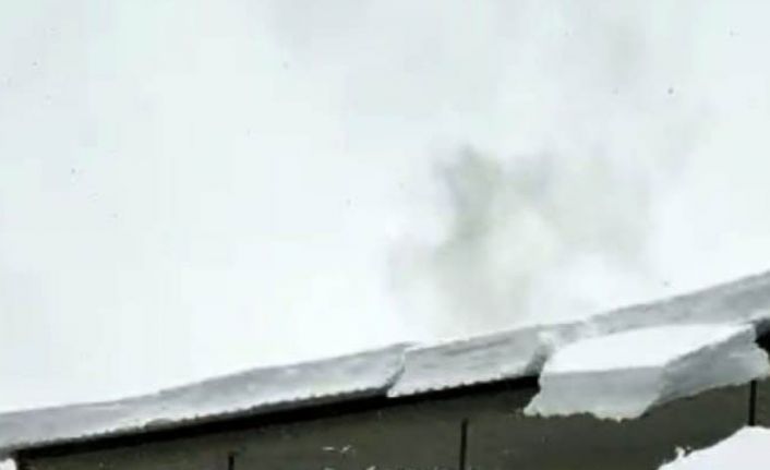 Bitlis’te çatıdan düşen kar kütleleri korkuttu