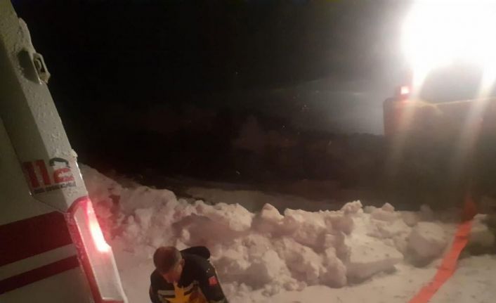 Bitlis’te hasta almaya giderken mahsur kalan ambulans kurtarıldı