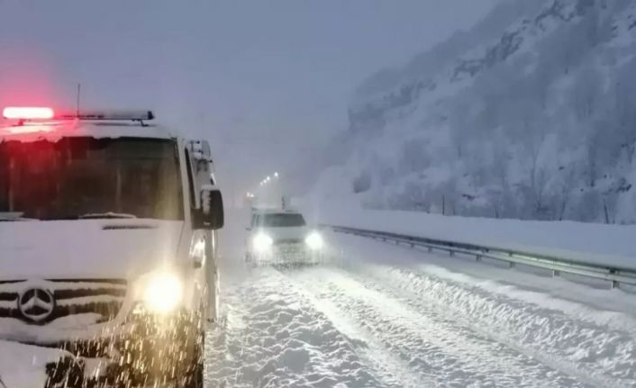 Bitlis’te karda mahsur kalanlara AFAD yardım etti
