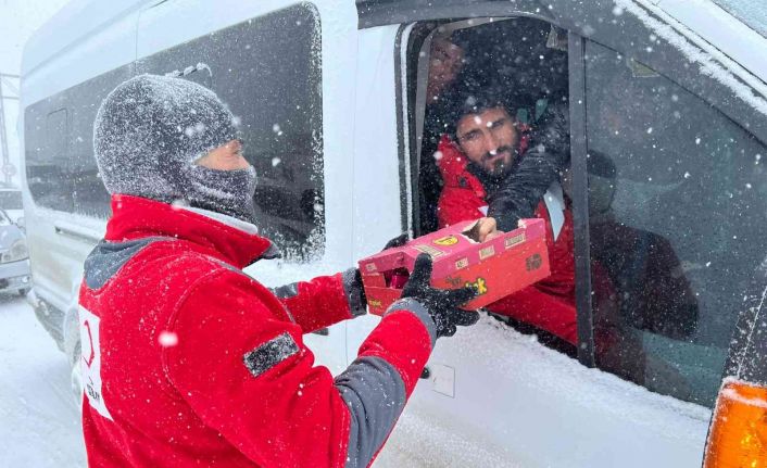 Bitlis’te yolda kalanlara Kızılay tarafından kumanya dağıtıldı