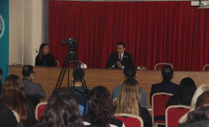 Burhaniye Kaymakamı Memiş, üniversitelilerle buluştu