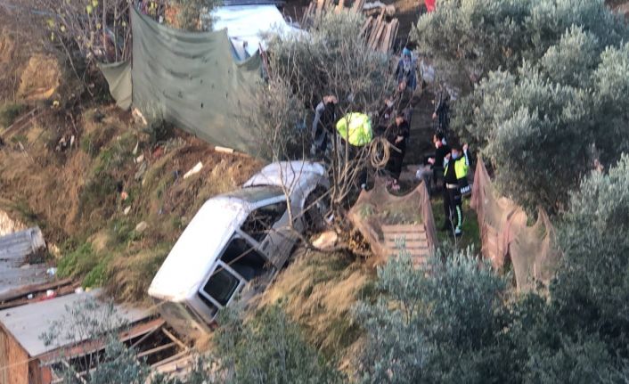 Bursa’da 50 metre yükseklikten uçan kamyonet sürücüsü kazayı hafif şekilde atlattı