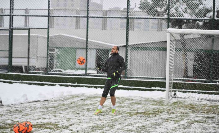 Bursaspor yoğun kar yağışı altında Eyüpspor maçı hazırlıklarını tamamladı