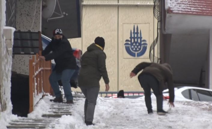 Buz pistine dönen sokakta vatandaşlar güçlükle yürüdü, 2 kişi düşüp yaralandı