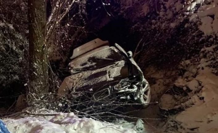 Buzlanma nedeniyle dere yatağına uçan otomobilde can pazarı: 1 ölü, 3 yaralı