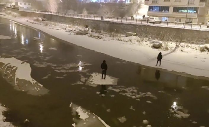 Buzu sal yapıp Çoruh’ta gezintiye çıkan gençler bu kez polise takıldı